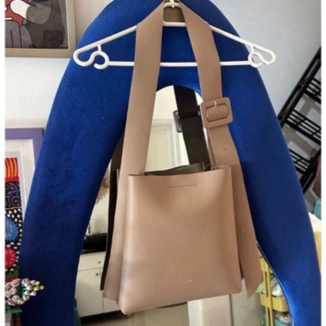 lecc project arc low bucket bag