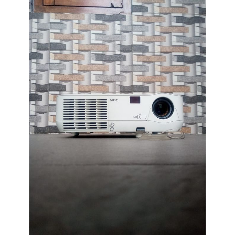 Proyektor Second Nec Np110 |2200Lumens |tech DLP |Resolusi svga |warna putih