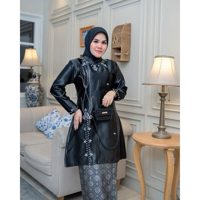 Setelan kebaya kurung Melayu // kebaya kurung tafeta Payet // kebaya modern // kebaya tafeta