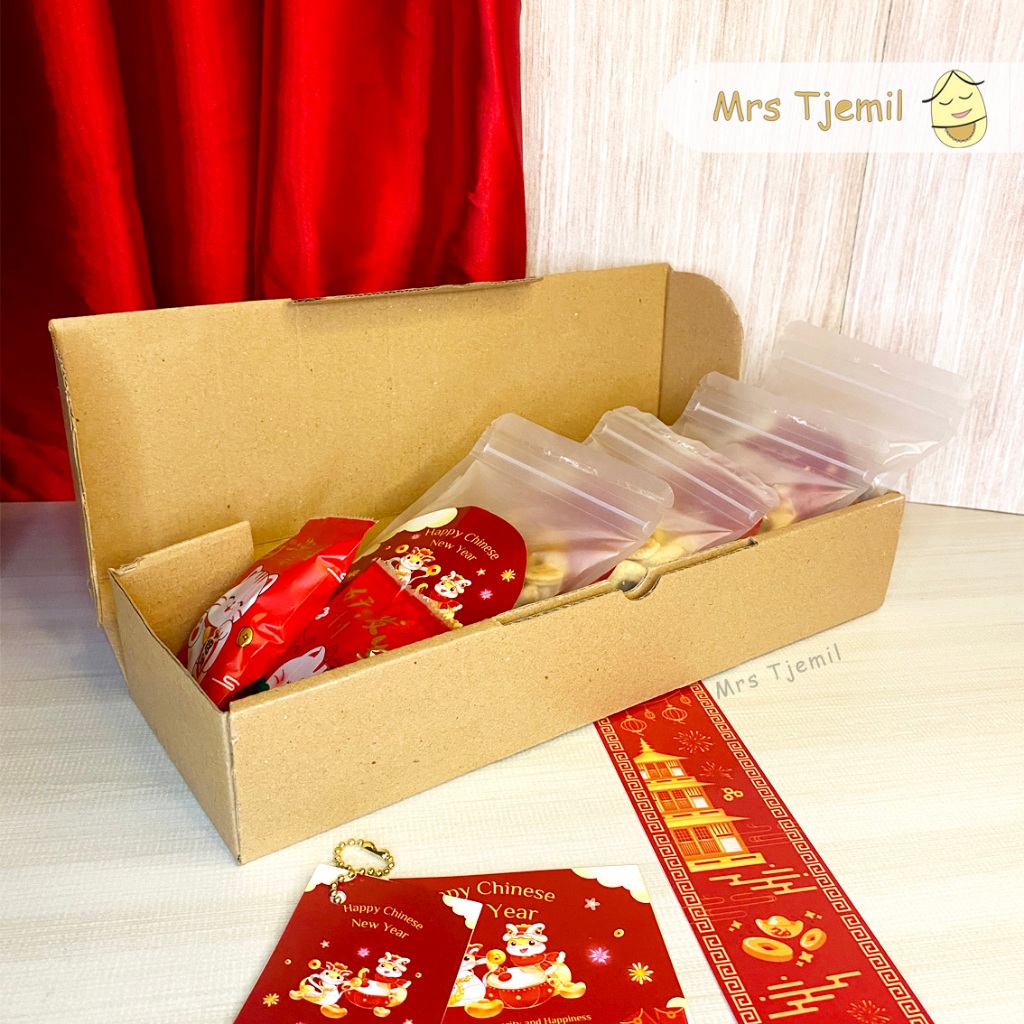 

PARCEL MINI IMLEK -Mrs Tjemil- Hampers Tahun Baru China Box CNY Mini Mede Lucky Charm Mystery Lunar