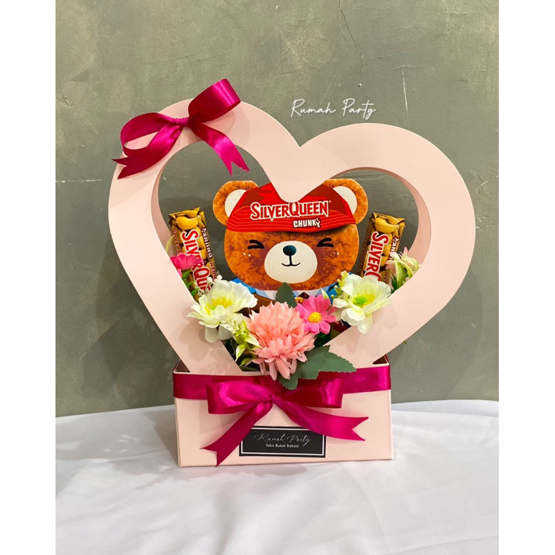 

Promo 7.7 Hadiah Valentine / Box love Kado Valentine / Gift Coklat Silverqueen / Coklat Chunky Bear
