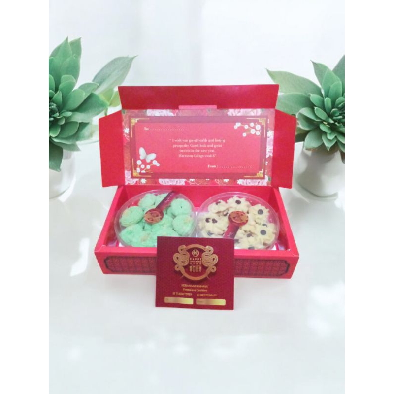 

hampers isi 2 toples 250gr semprit susu dan sagu keju pandan