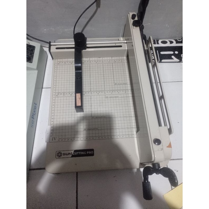 

mesin potong kertas manual A4 merk sun like new