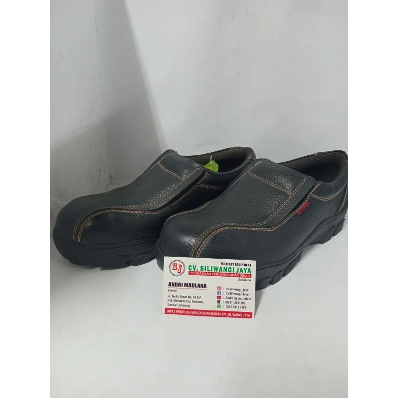 Sepatu Safety Slop Karet Pendek Hitam OCTOPUS