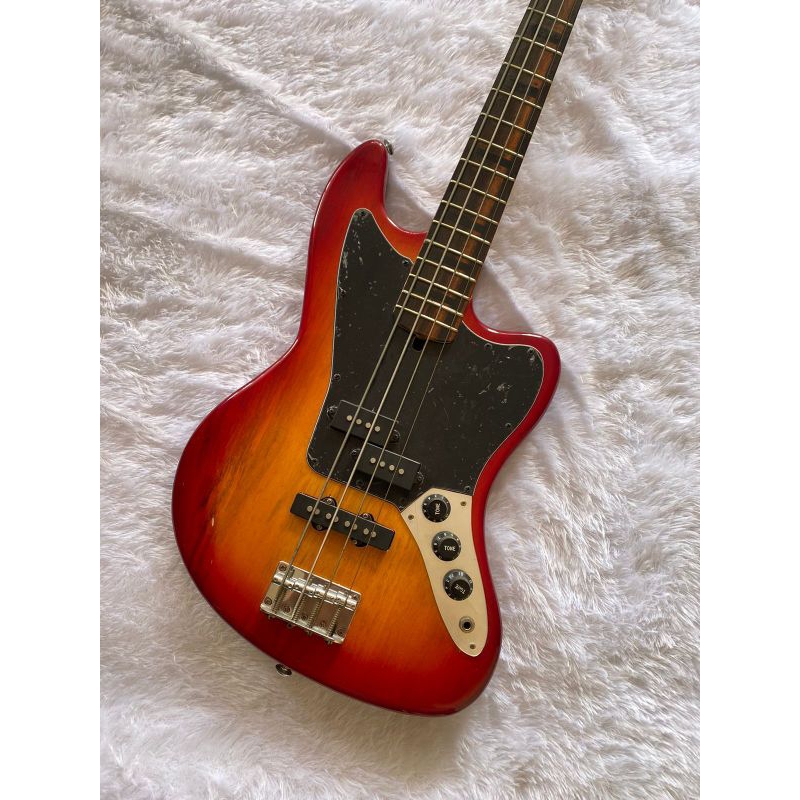 Bass Fender Jaguar Red Cherry sunbrust