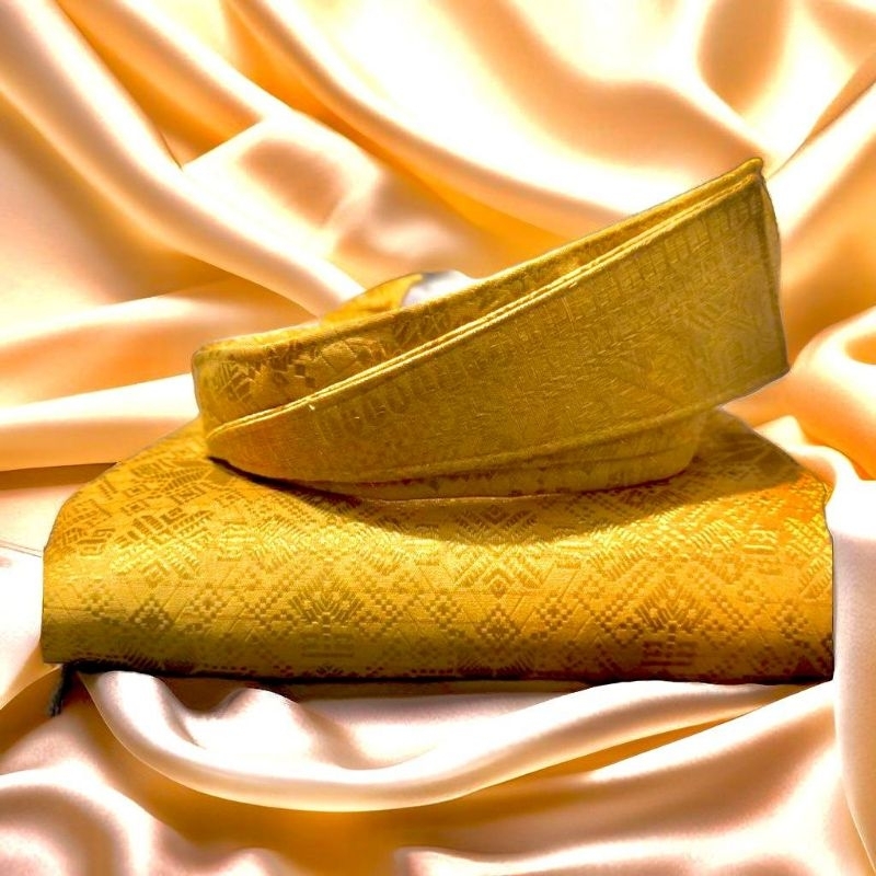 Setelan Tanjak dan kain rumpak. kain songket melayu