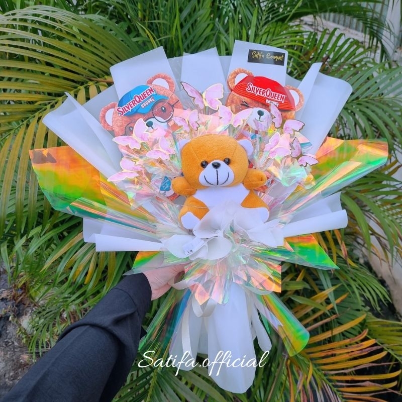 

Bouquet Coklat Silverqueen Bear Edisi Valentine 2025 / Bucket Boneka Bear Mix Butterfly Ada Lampu LED / Buket Hologram Kupu Kupu Hadiah Pacar Trend Bucin Hadiah Ulang Tahun Graduation Wisuda