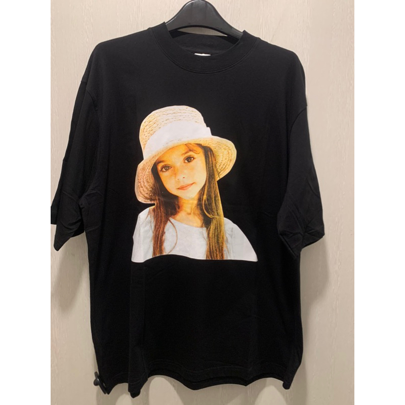 adlv t-shirt oversized fit girl with hat