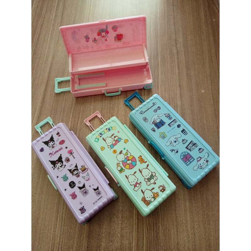 

KOTAK PENSIL IMPORT BENTUK KOPER / KOTAK PENSIL TROLY