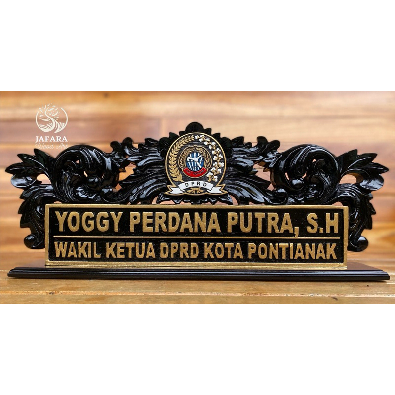 

Papan Nama Meja Jabatan Kantor Ukir Kayu Jati Custom Logo DPR