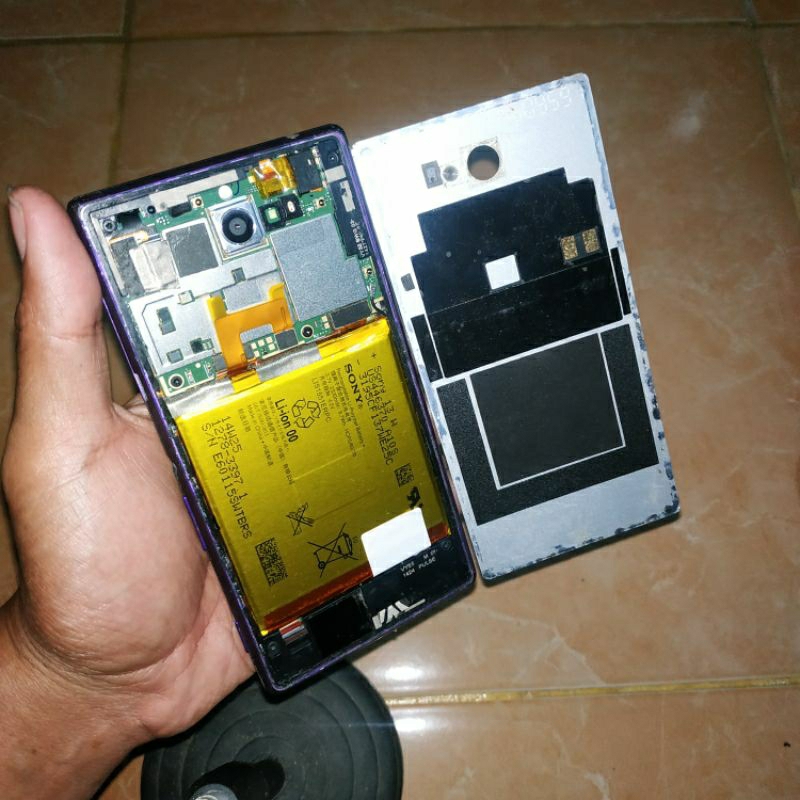 hp Sony Xperia model D2303 bekas off rusak buat kanibalan sesuai di foto (baca diskripsi)