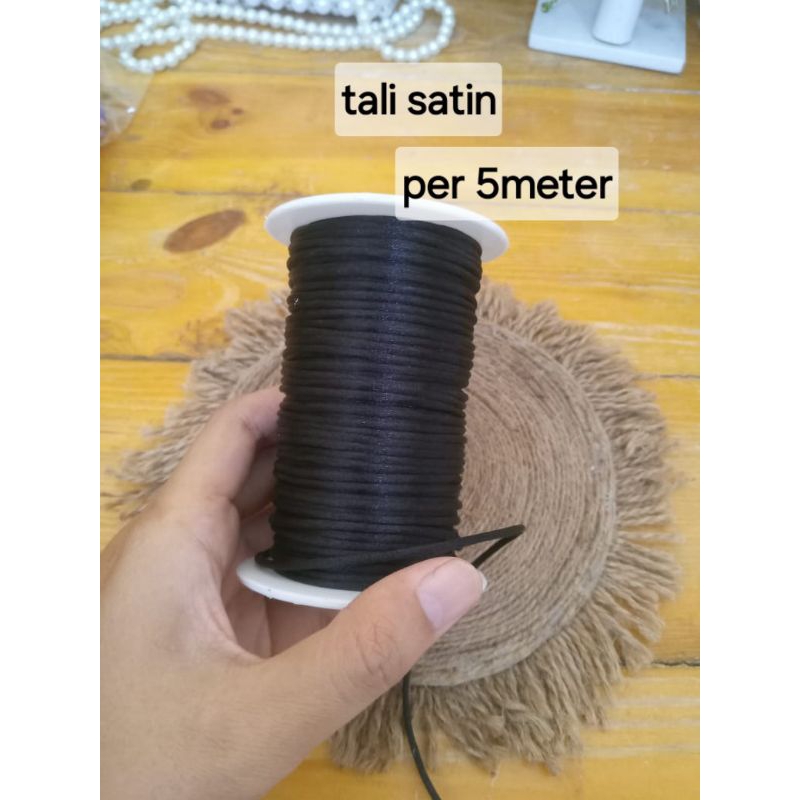 

Tali Satin Per 5meter warna hitam ukuran 2mm bahan craft