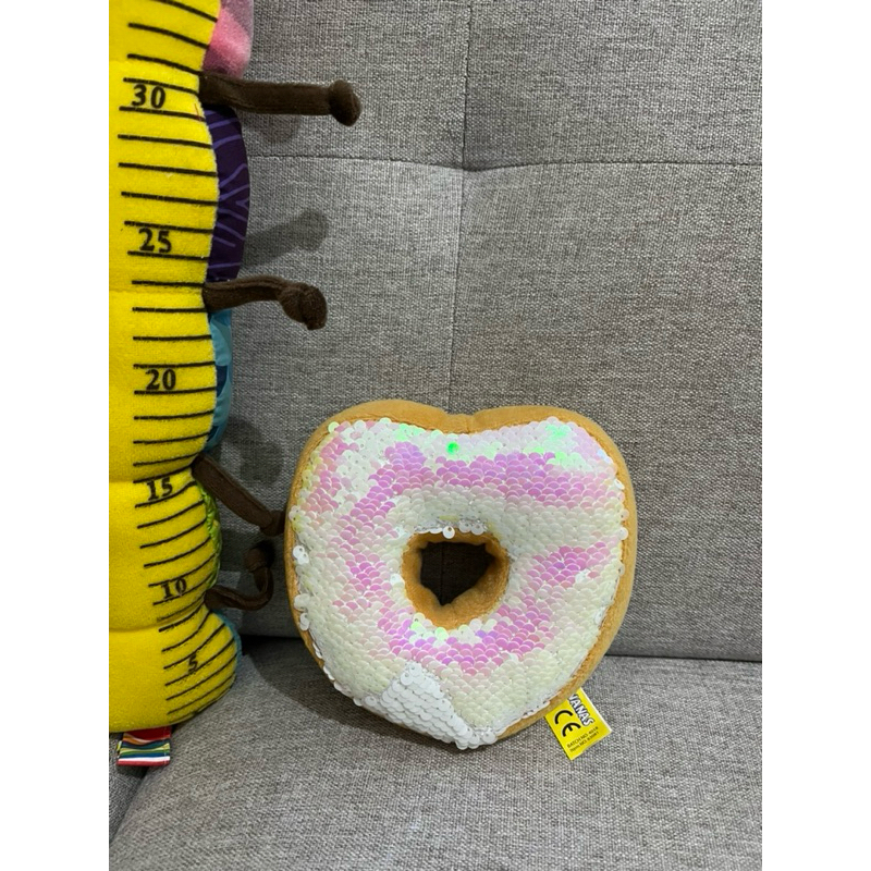 Boneka donat usap bananas