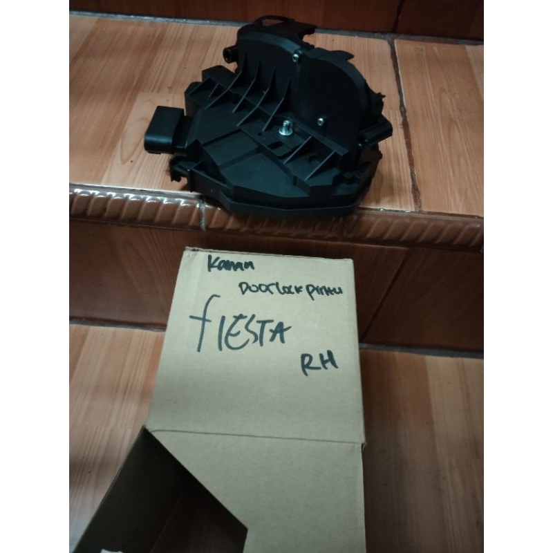 Door lock depan kanan Ford Fiesta