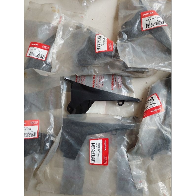 cover shok belakang / sambungan body belakang honda beat karbu original new old stok