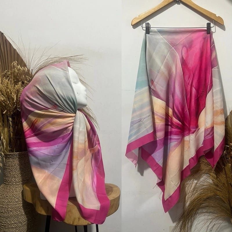 HIJAB SEGIEMPAT VOAL MOTIF BUNGA PINK PUCIA