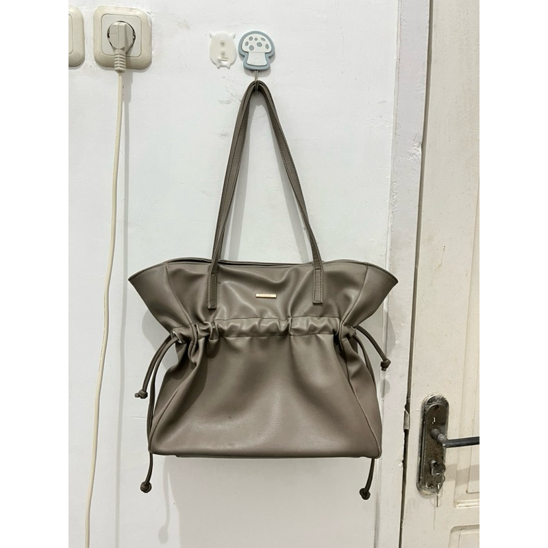 [preloved] totebag merche warna ash grey tas kantor tas kuliah