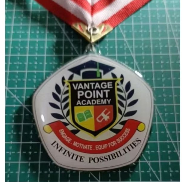 medali custom bahan akrilik  sudah dengan  tali  kalung  ( high quality) bisa custom untuk acara kel