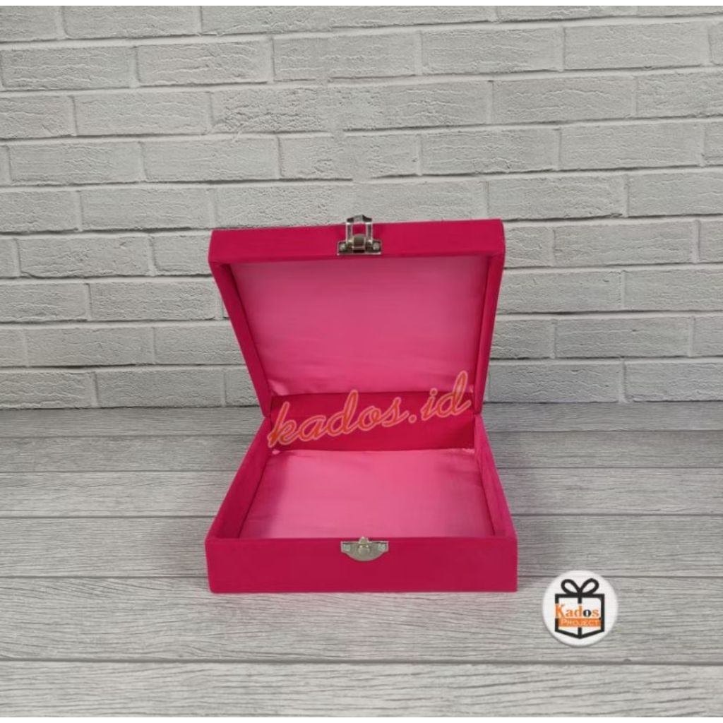 

Box Beludru Pink Fanta Ukuran 20 x 13 cm