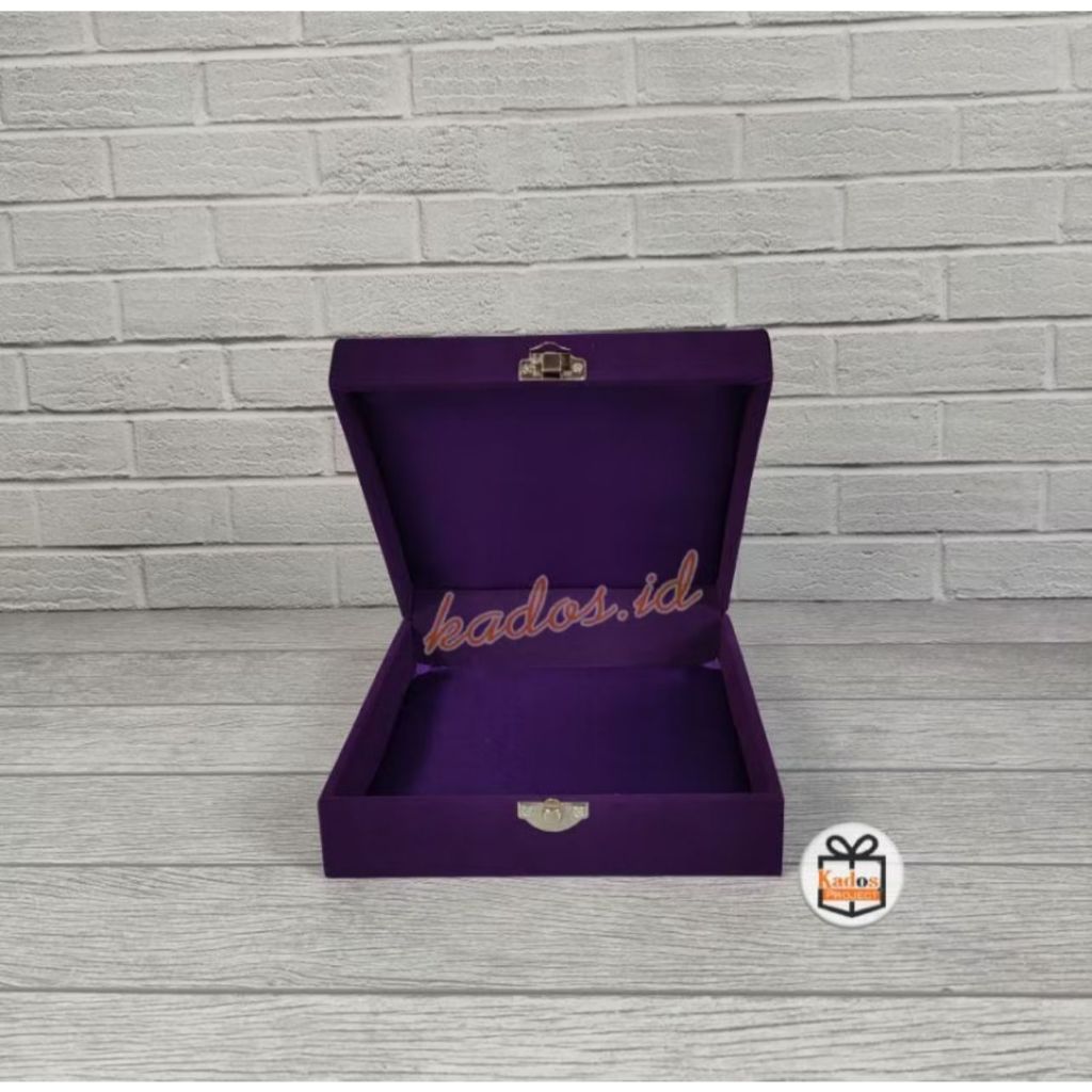

Box Beludru Ungu Ukuran 20 x 13 cm