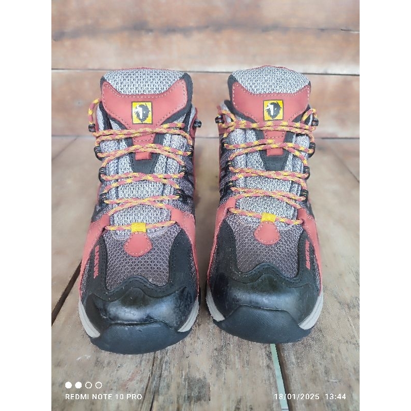 Sepatu outdoor blackyak goretex size 40