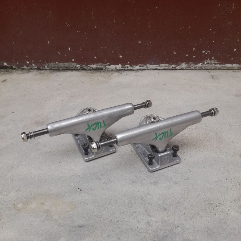 Skateboard Truck Tuck hollow + boltnuts second / bekas
