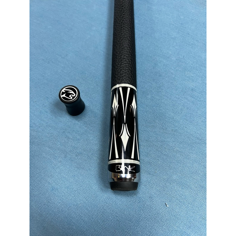 Predator cue blak 4-3 like new not mezz cuetec