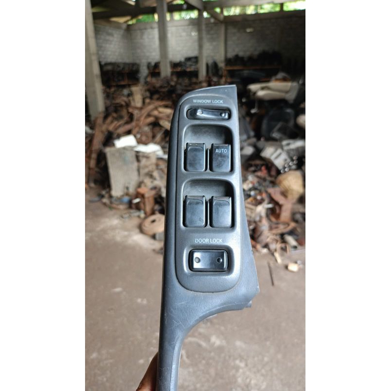 tombol power window depan kanan baleno