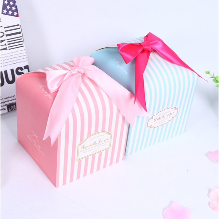 

Gift box Paper Bag Box Kotak Hadiah Souvenir Box Goodiebag Kotak Kado 14.5x14.5x14.5Cm