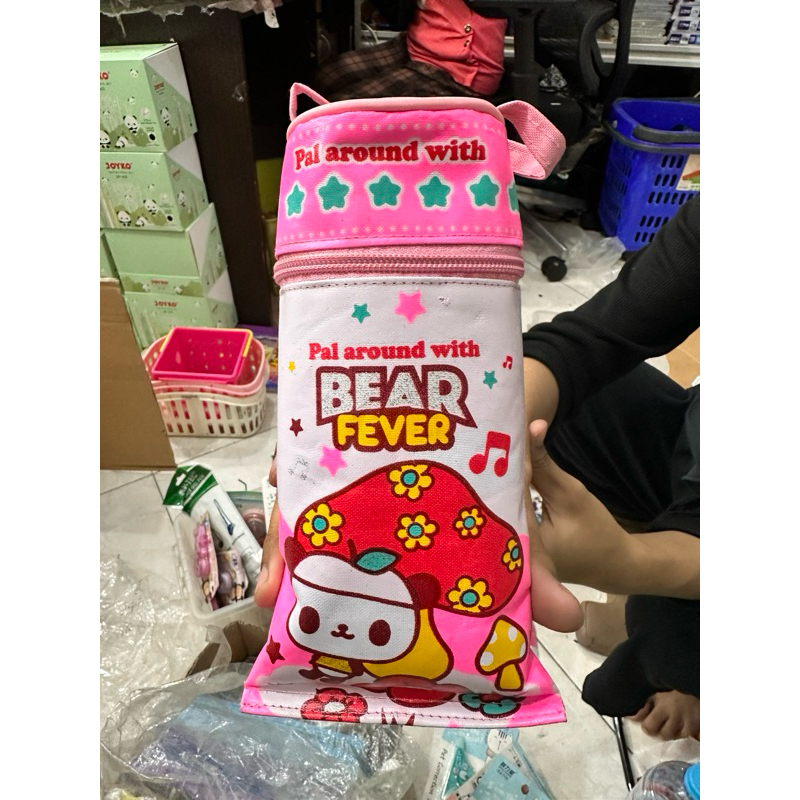 

Tempat Pensil Kain MOTIF BEAR FEVER