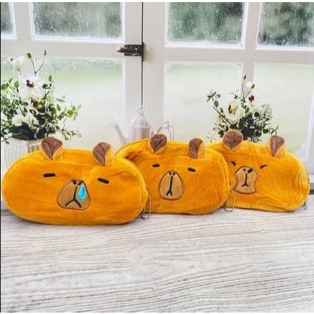 

Tempat Pensil Tepak CAPIBARA Bahan Kain Plushie Bulu Halus Bludru Perlengkapan Sekolah Terbaru Bisa Cod