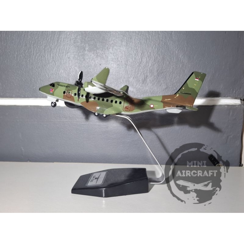 miniatur pesawat cn 235 tni au loreng