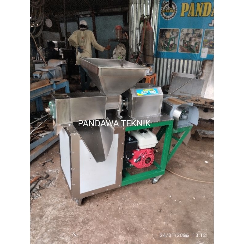 Mesin Peras Santan A22SMI dan parud  kelapa disamping Honda Gx160
