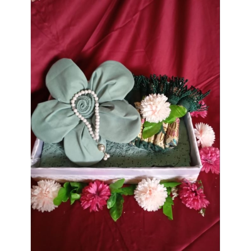 hadiah hantaran mukena dan sajadah