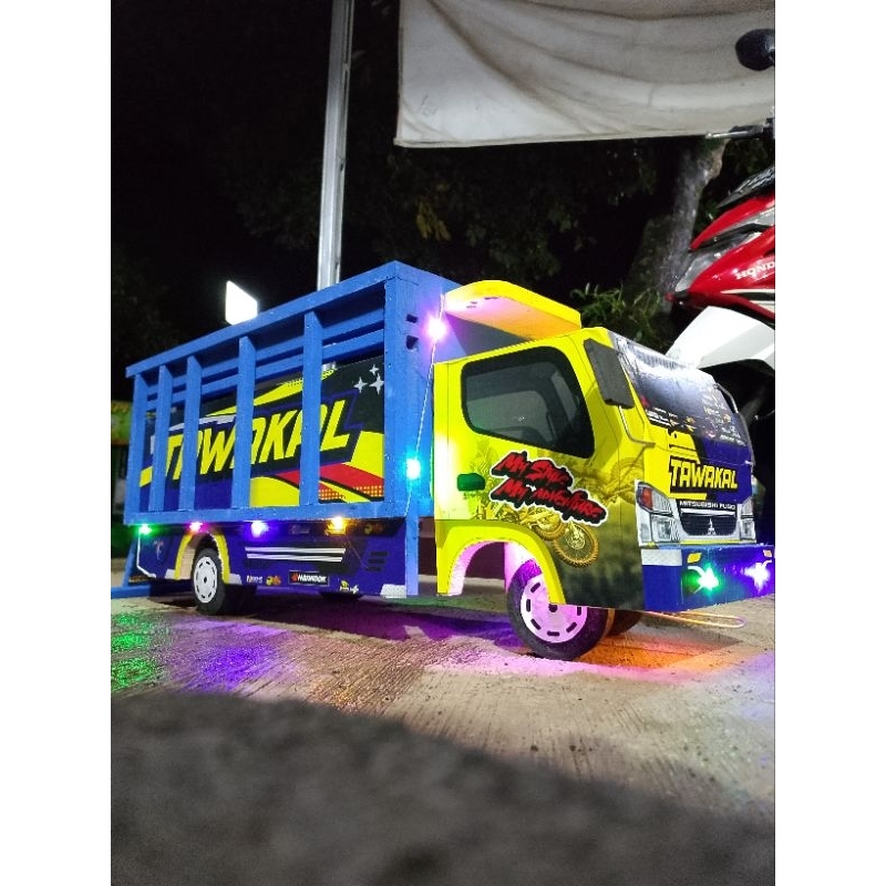 Miniatur truk oleng ukuran jumbo berbahan full kayu motif Tawakal