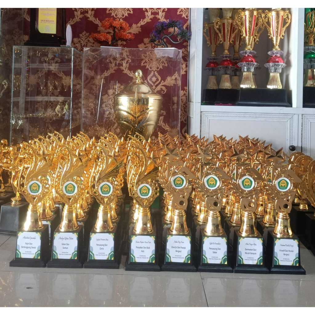 

STIKER PIALA PAKAI NAMA