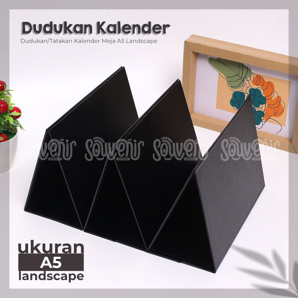 

Dudukan Tatakan Kalender Linen Meja Cover Ring Spiral A5 Landscape - Hitam