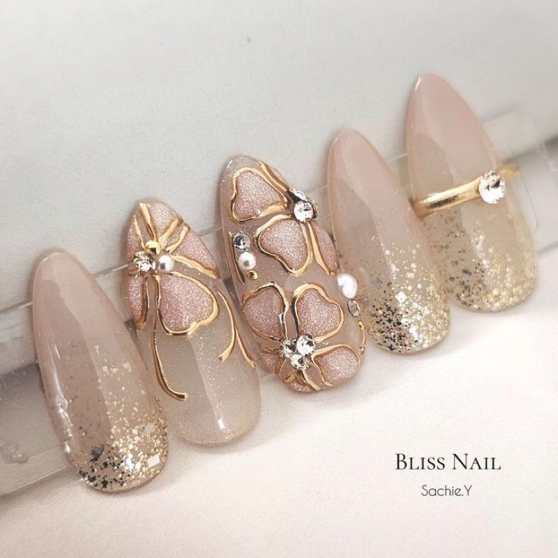 kuku palsu bunga emas