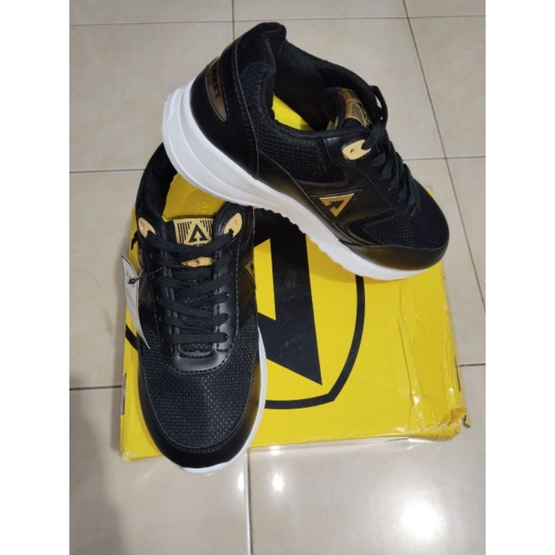 [BNIB] Aerostreet Osaka Black White Gold size 42