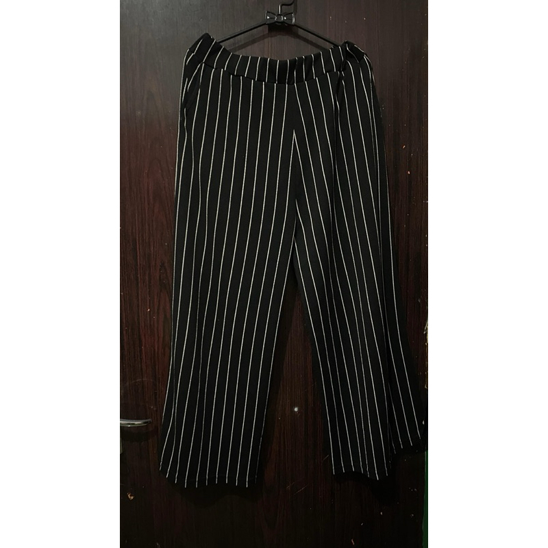 Celana Panjang Garis-Garis Hitam