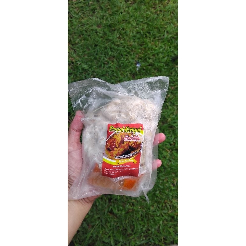 

pentol kenyal kenyul ini isi kurleb 20 pentol kecil dan saos. cobain deh