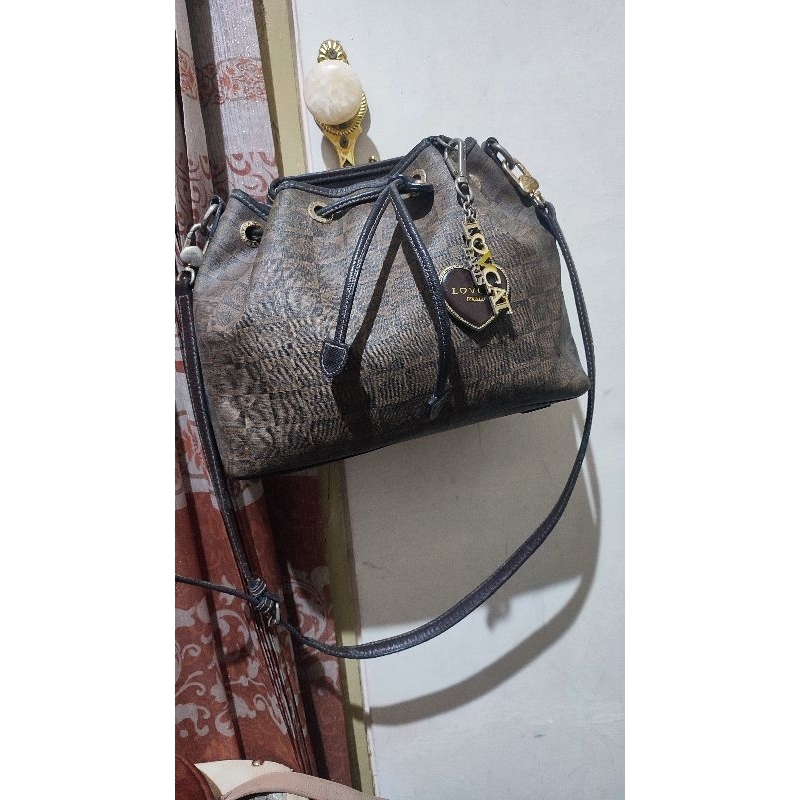 Sling bag serut kulit asli dari love cat