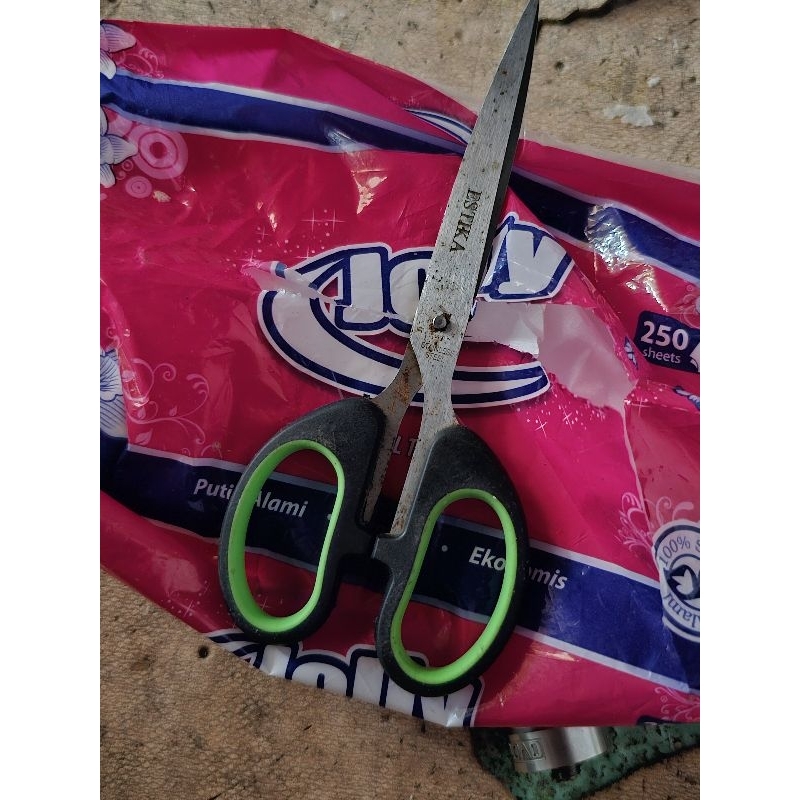 

gunting serbaguna warna ijo ada ungunya dan ss