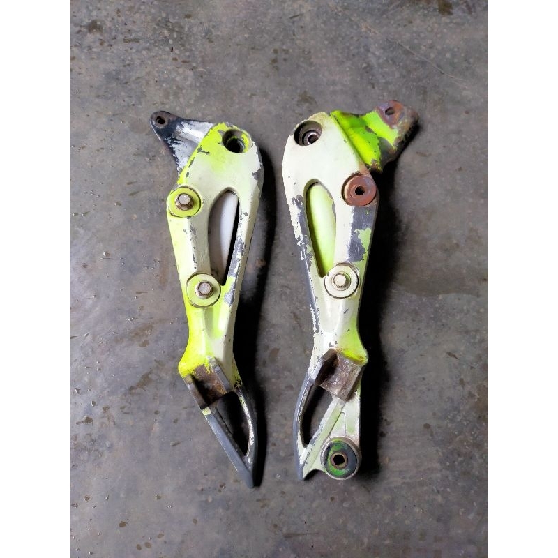 Sepasang Footstep Postep Step Belakang Suzuki Arashi Original Bekas Copotan Motor Second 2nd Aplikas