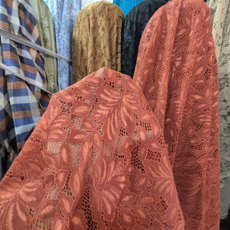 kain brukat katun tulang warna merah bata gaŕment import-harga persetengah mtr