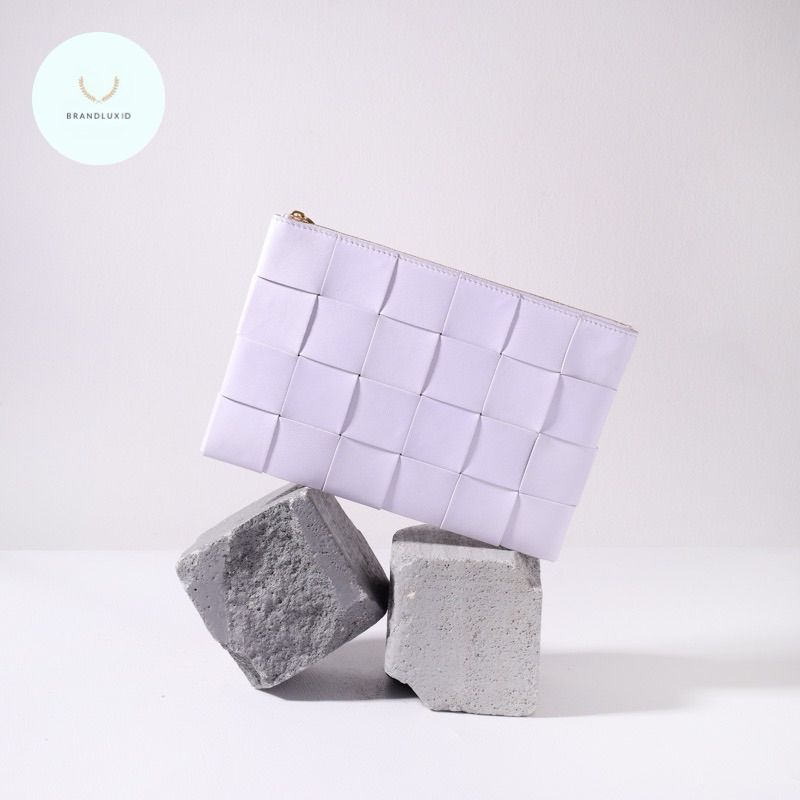 Bottega Veneta Medium Pouch in Lilac with Small Intreccio