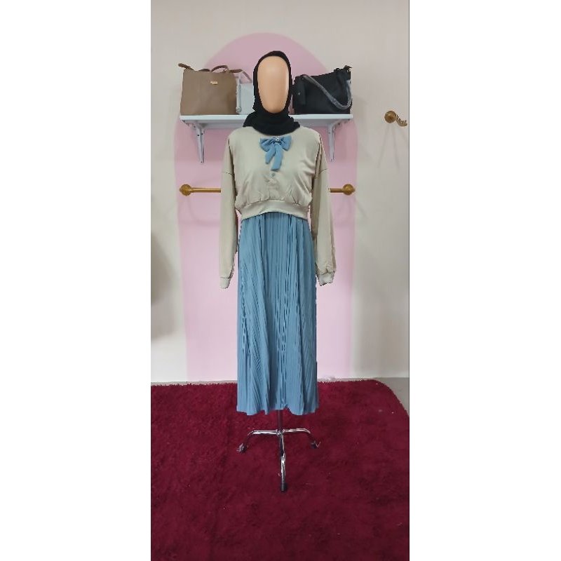 Blus Muslimah Lengan Panjang dan Rok Biru