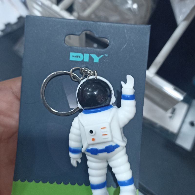 Keychain astronot  MR DIY gantungan kunci pluto astronot