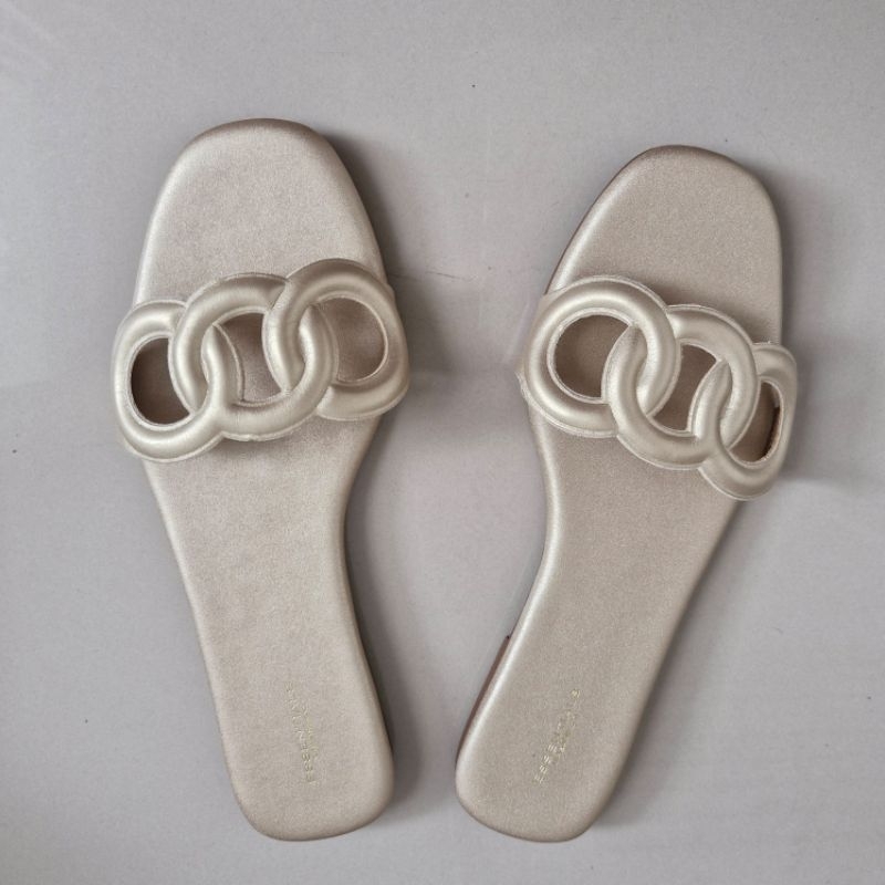 NEW ESSENTIALS Urban & Co Gold Flat Sandal Sendal Urban n co