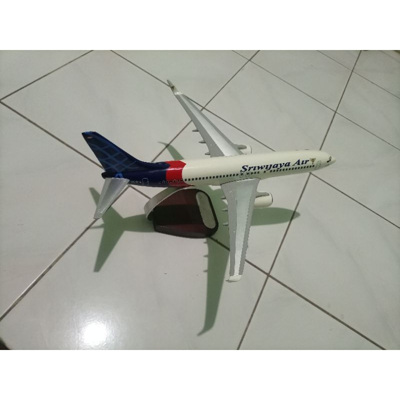 MINIATUR PESAWAT SRIWIJAYA AIR BOEING B737-800NG PK-CLA MINIATUR PESAWAT HANDMADE BAHAN FIBER+RESIN 
